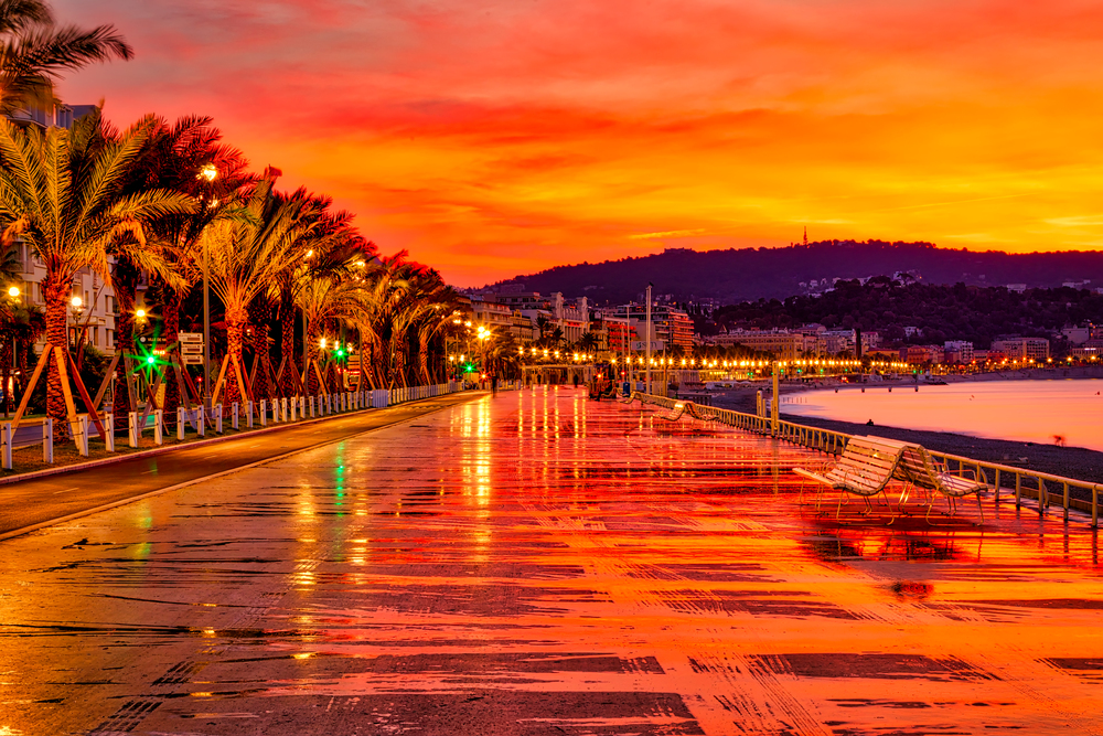 Nice lever de soleil sur la Promenade des Anglais 