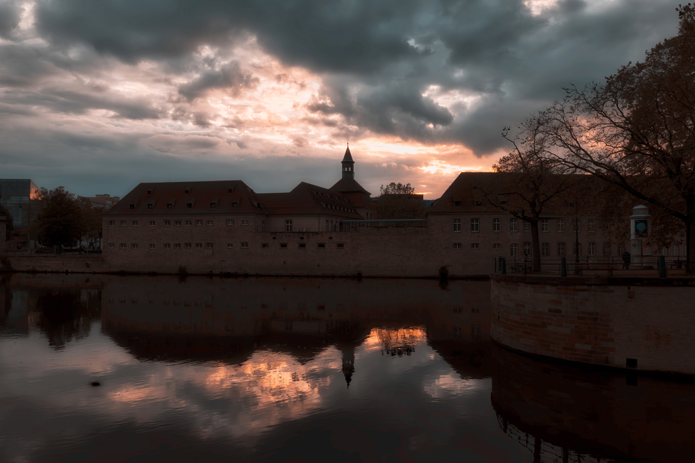 Strasbourg le long de la rivière ILL de nuit