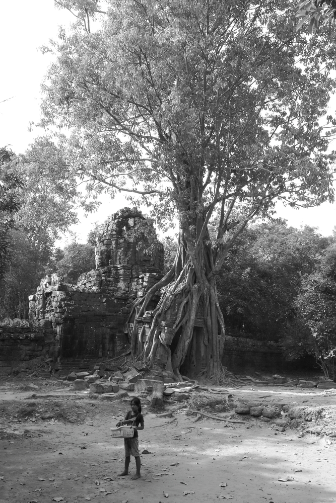 Petite Fille au Panier N&B- Siem Reap - Cambodge