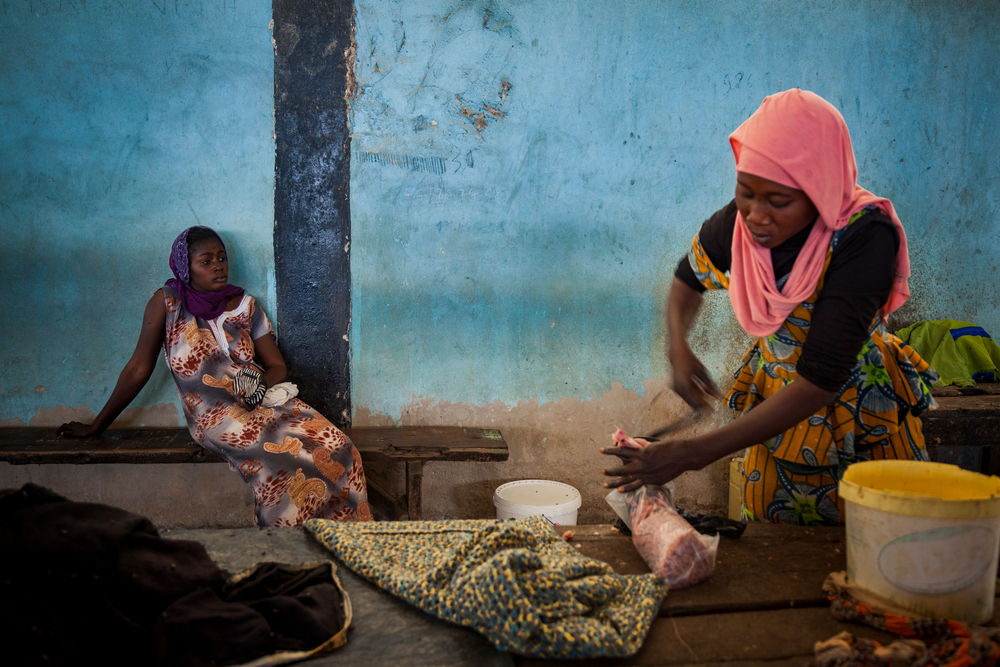 Femmes au port de Joal. Sénégal.