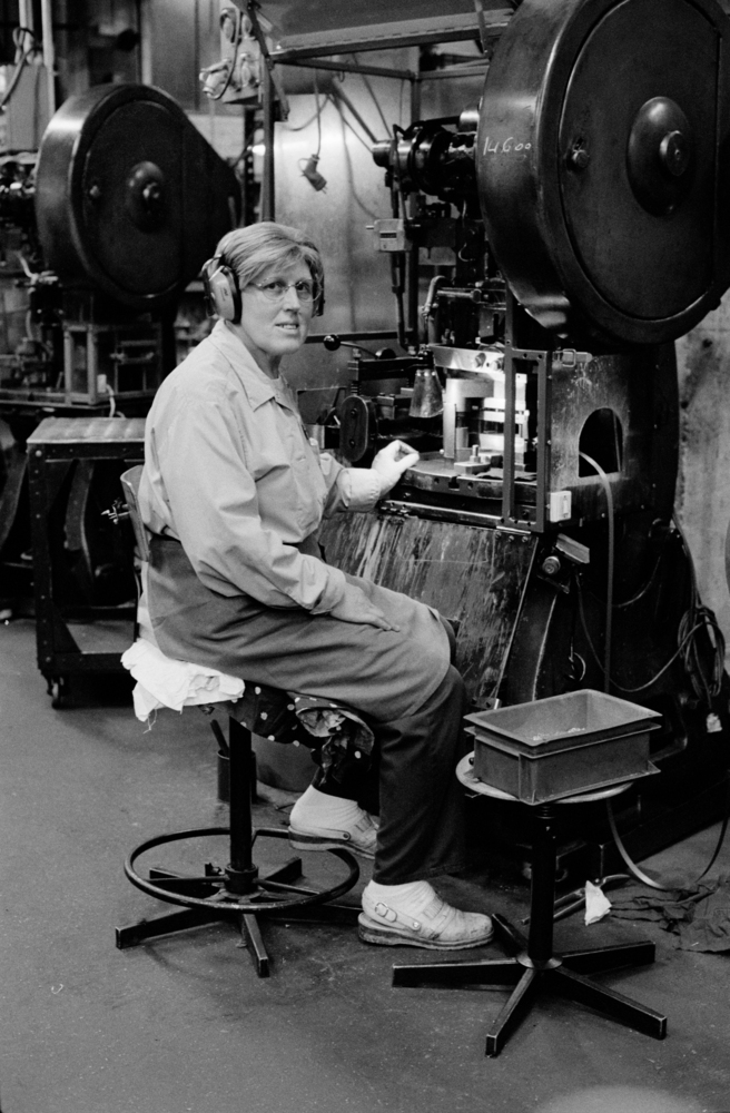 Ets E.Thibeau - Portrait de Christiane devant sa machine
