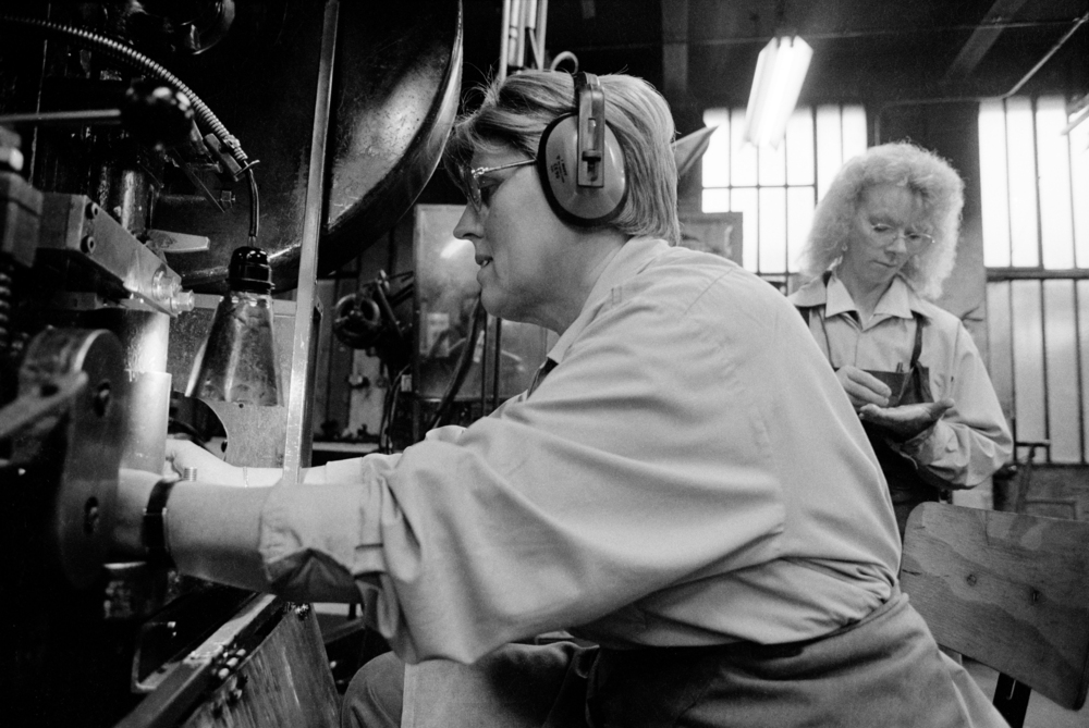 Ets E.Thibeau - Alice vérifie des pièces derrière Christaine en poste sur sa machine