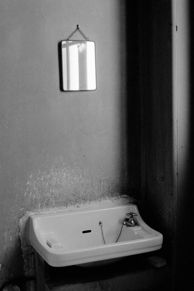 Ets E.Thibeau -  Détail d'un lavabo et d'un miroir au mur