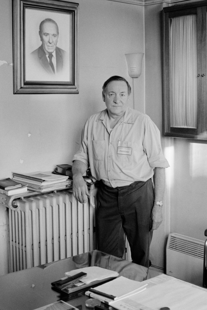 Ets E.Thibeau -  Portrait de M.Lebecque, patron, devant la photo de M.Thibeau, ancien patron de l'us