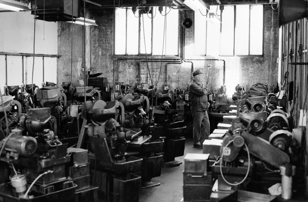 Ets E.Thibeau - Saïd dans la salle extrêmement bruyante des machines pour fraiser les écrous Meccano